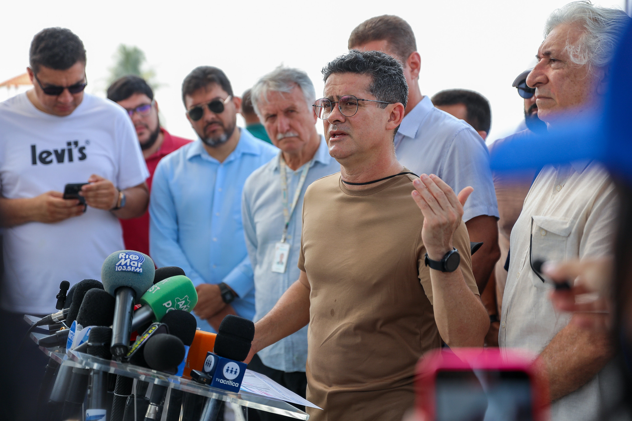 Prefeito de Manaus encerra ano letivo em escolas do Rio Negro