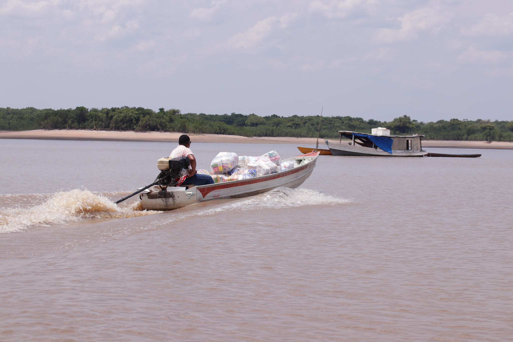 Quase mil famílias ribeirinhas recebem ajuda humanitária da Prefeitura de Manaus