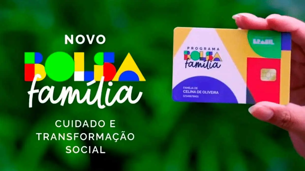 Mão feminina segura novo cartão do Bolsa Família, programa do governo federal (Reprodução)