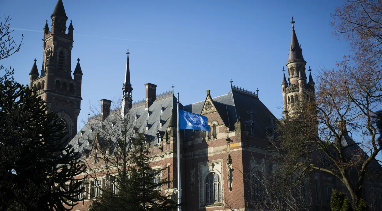 Bandeira da ONU em frente ao Palácio da Paz, sede do Tribunal Penal Internacional em Haia, na Holanda (Michel Porro/Getty Images)