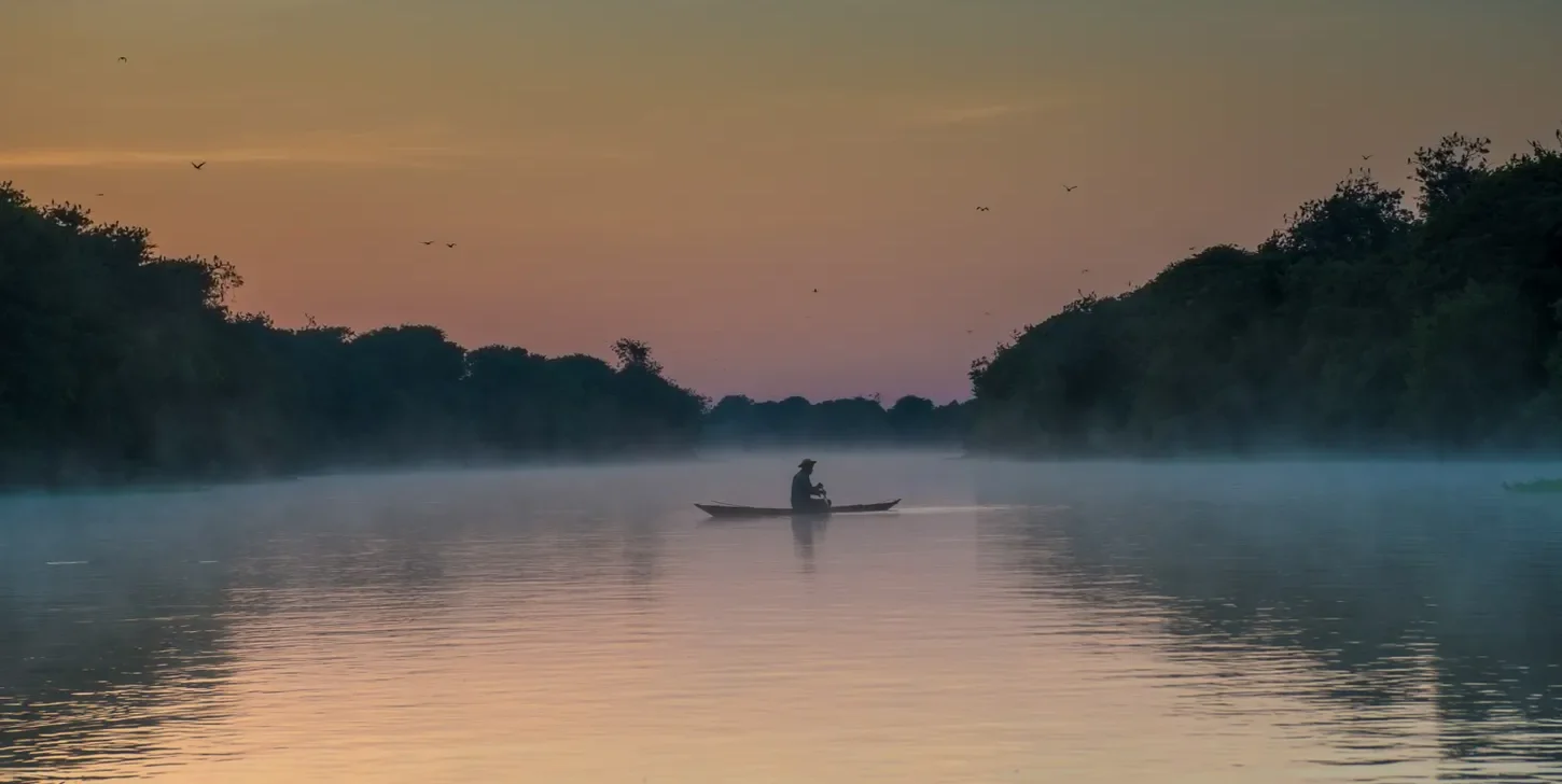 Pescador no Lago Cuniã, localizado na margem esquerda do Rio Madeira, em Rondônia (André Dib/National Geographic)