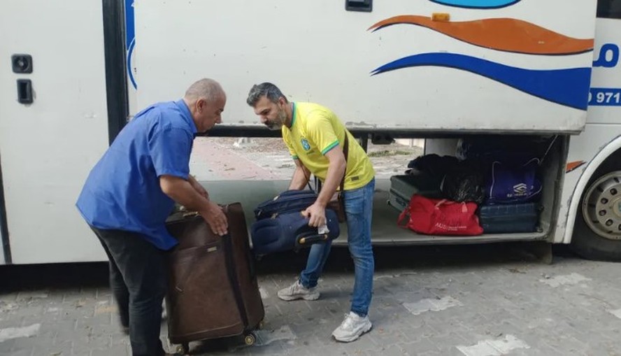 Brasileiros alojados em escola católica de Gaza começam a embarcar em ônibus do governo brasileiro (Divulgação)