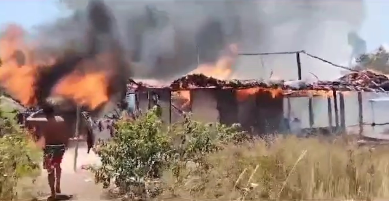 Casa de professora indígena em RR é destruída após incêndio e suspeita é de ato criminoso