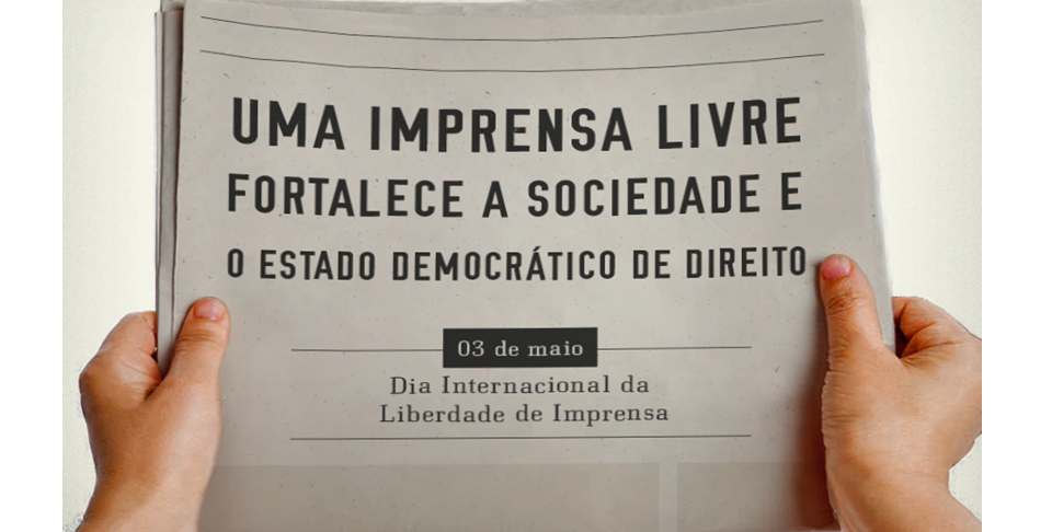 Mão segura um jornal com os dizeres: 'Uma imprensa livre fortalece a sociedade e o Estado Democrático de Direito' (Reprodução)