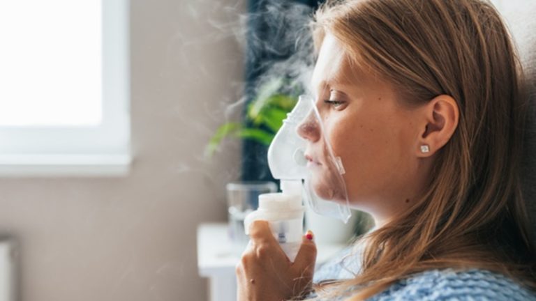 A nebulização é uma das orientações médicas para abrandar os sintomas que a fumaça pode causar. (Reprodução/Internet)