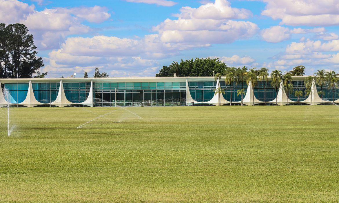 Lula realiza videoconferência com ministros e assessores no Palácio da Alvorada