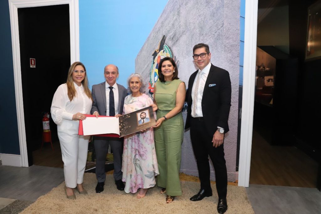 Museu do TCE-AM homenageia ex-presidentes com entrega de álbuns às famílias