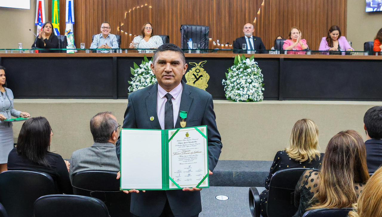 Presidente da Aleam homenageia profissionais da educação com medalha do mérito legislativo