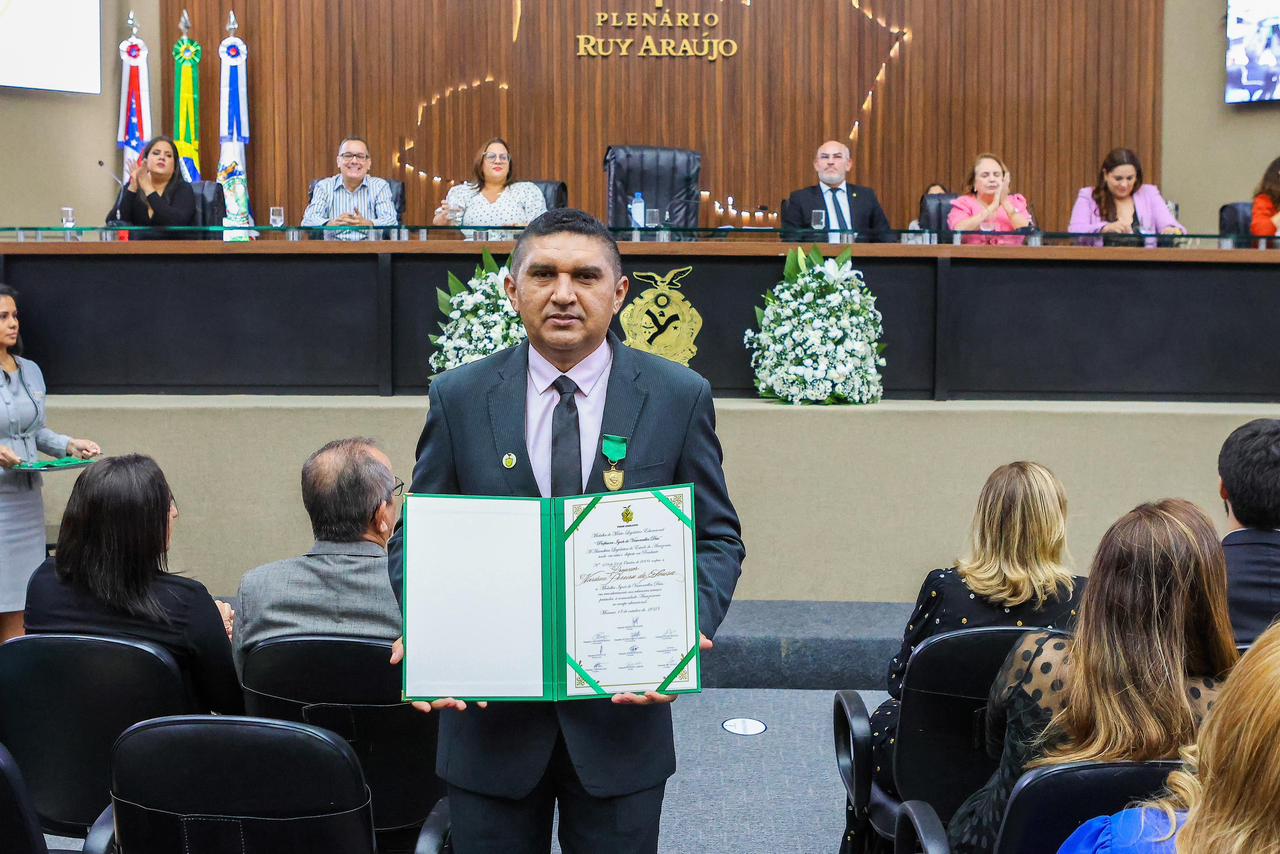 Presidente da Aleam homenageia profissionais da educação com medalha do mérito legislativo