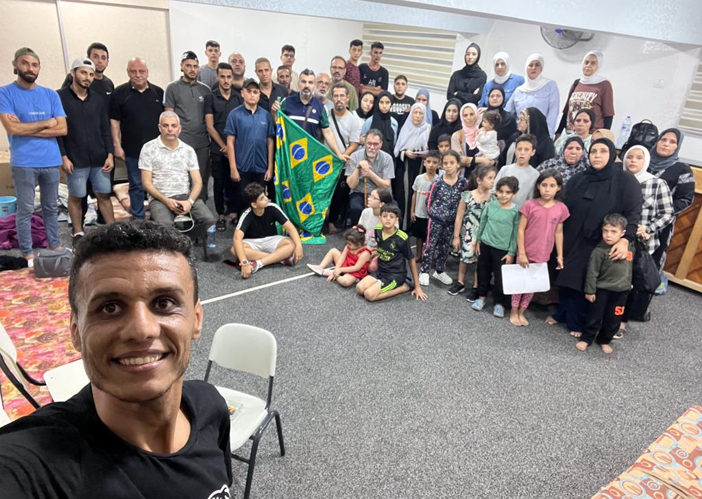 Brasileiros chegam ao sul da Faixa de Gaza para operação de repatriação