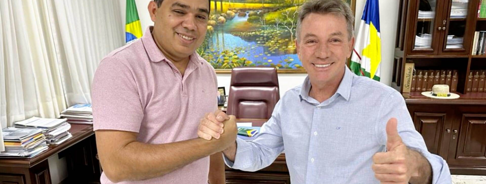 O deputado Soldado Sampaio, presidente da Assembleia Legislativa do Estado de Roraima (à esquerda) e o governador de Roraima, Antonio Denarium, à direita (Reprodução/Facebook/Antonio Denarium)