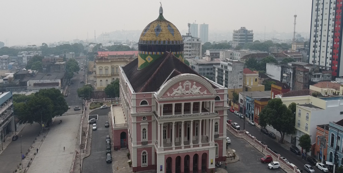 Fumaça cobre pontos turísticos em Manaus