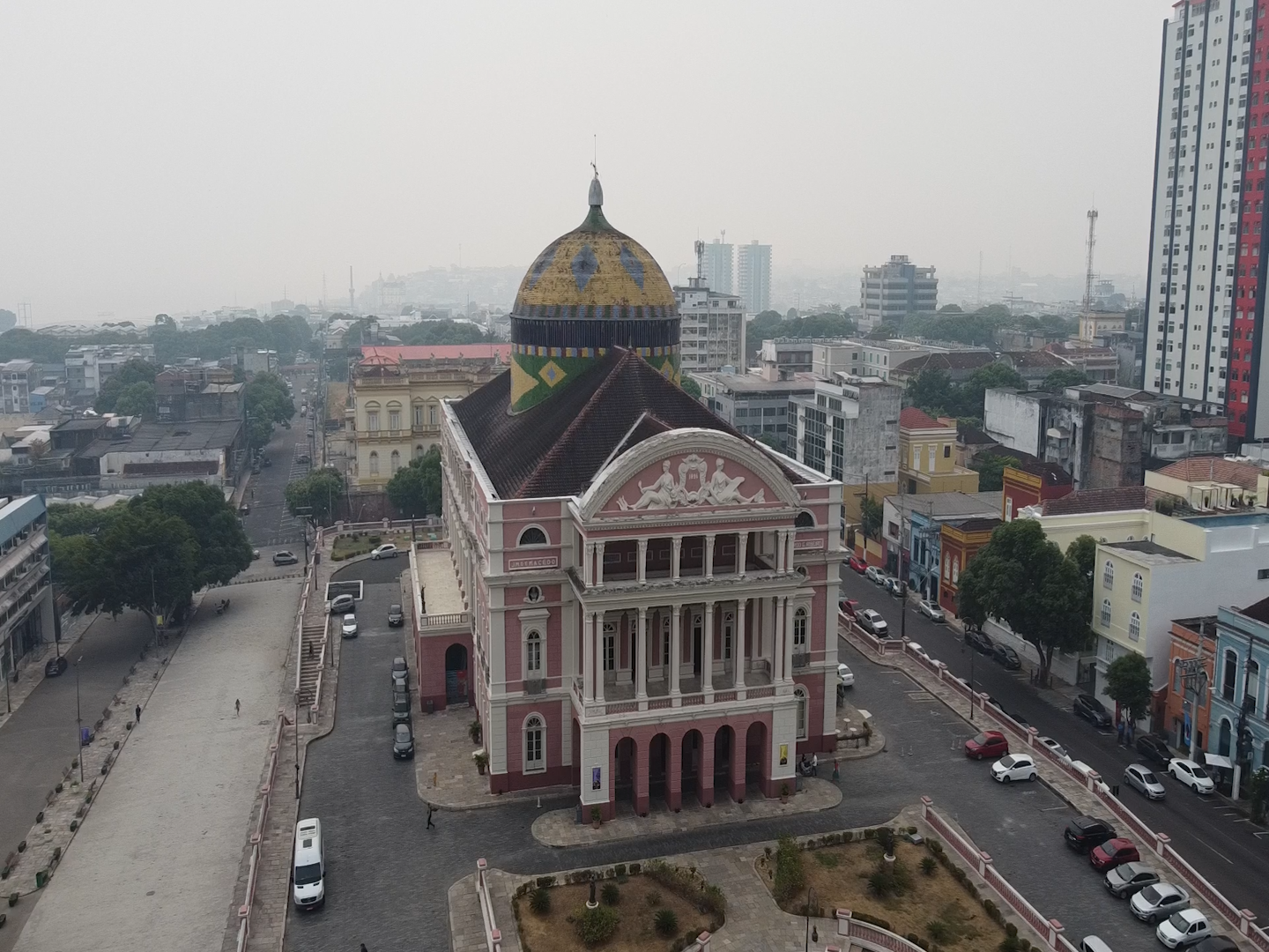 Fumaça cobre pontos turísticos em Manaus