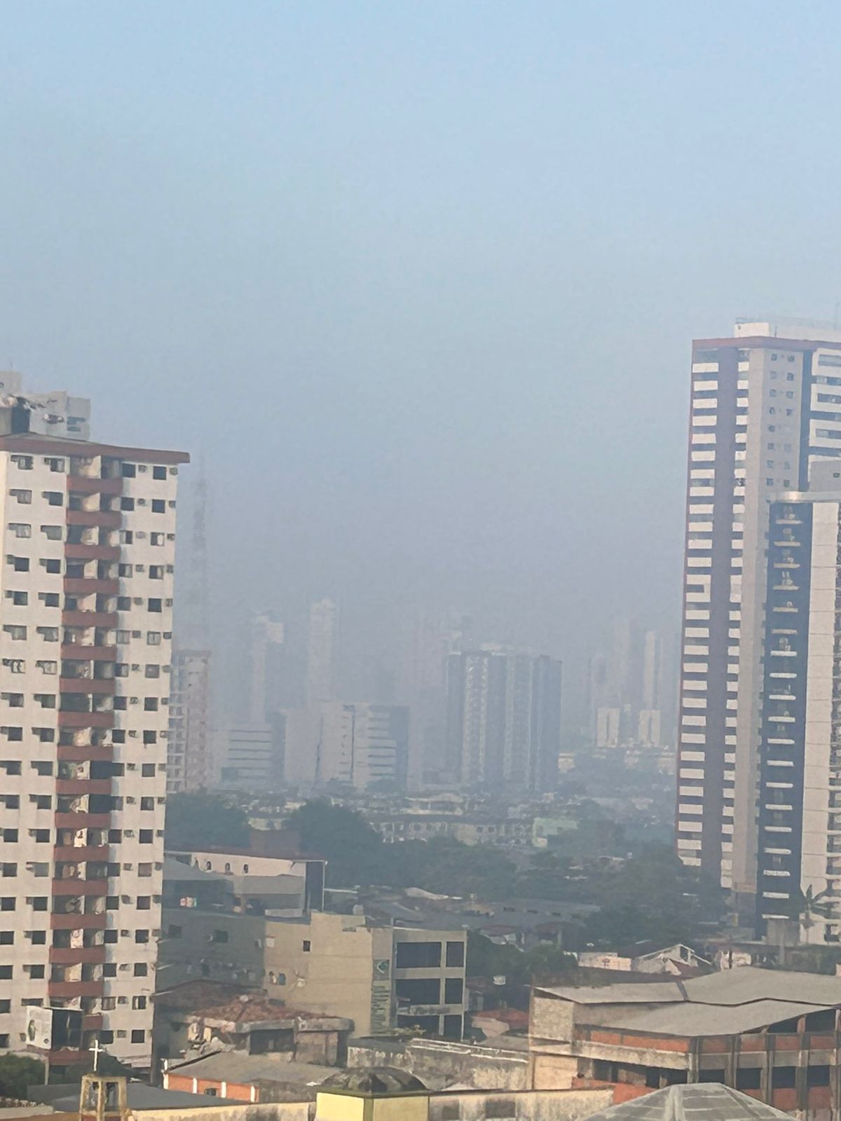 Moradores da Grande Belém relatam mal-estar após região ser tomada por fumaça