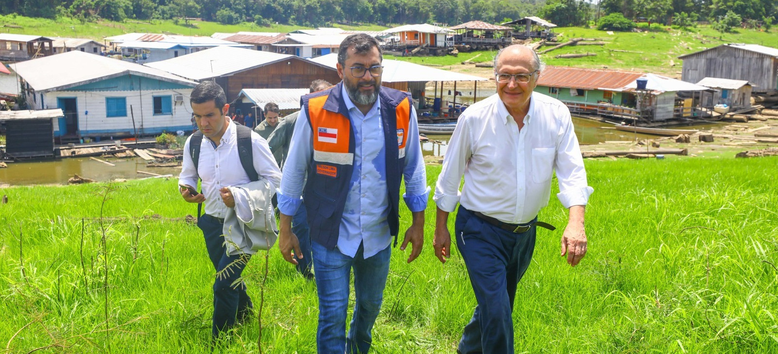 Ministros do governo federal veem de perto seca extrema no Amazonas