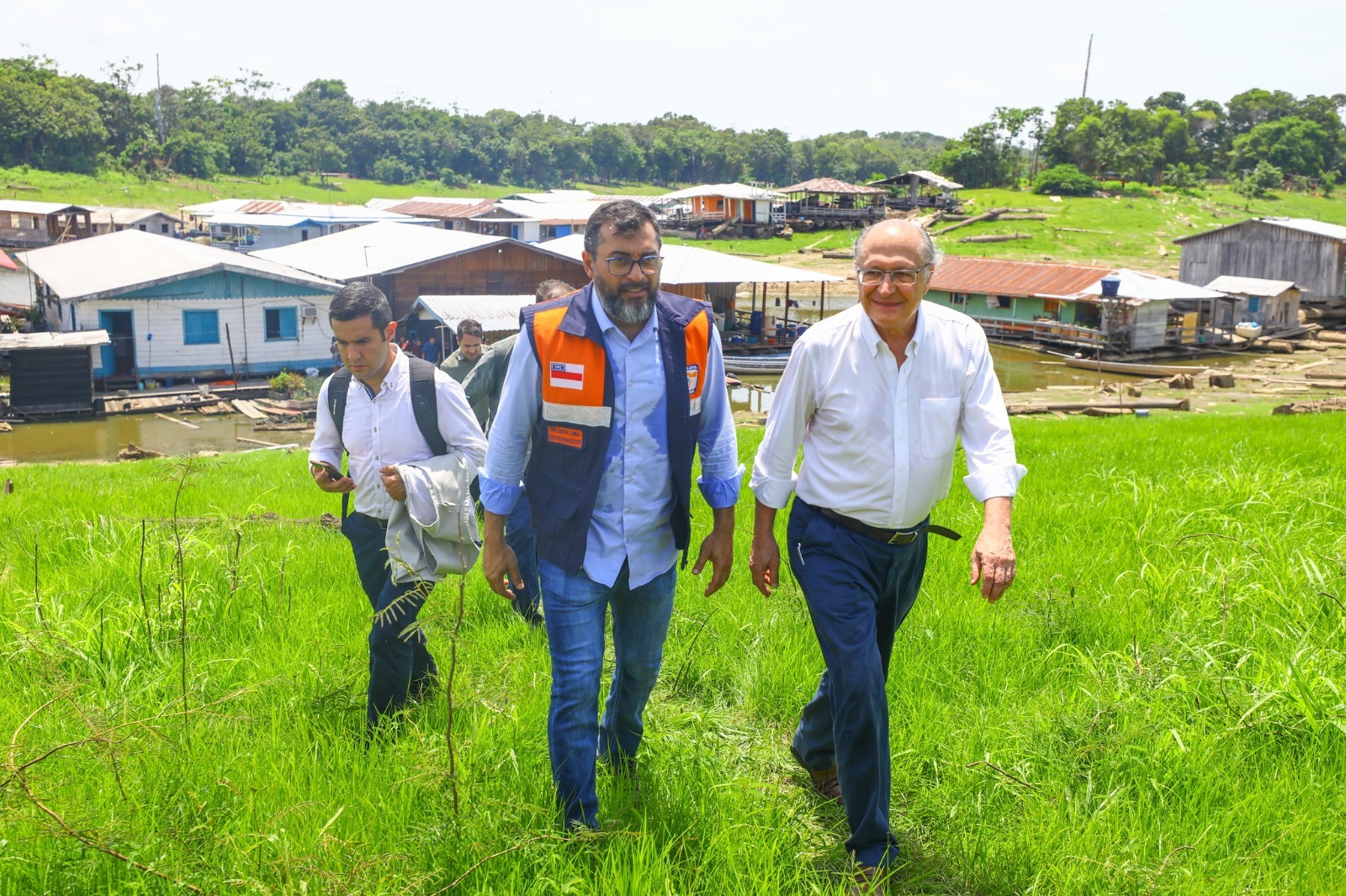 Ministros do governo federal veem de perto seca extrema no Amazonas