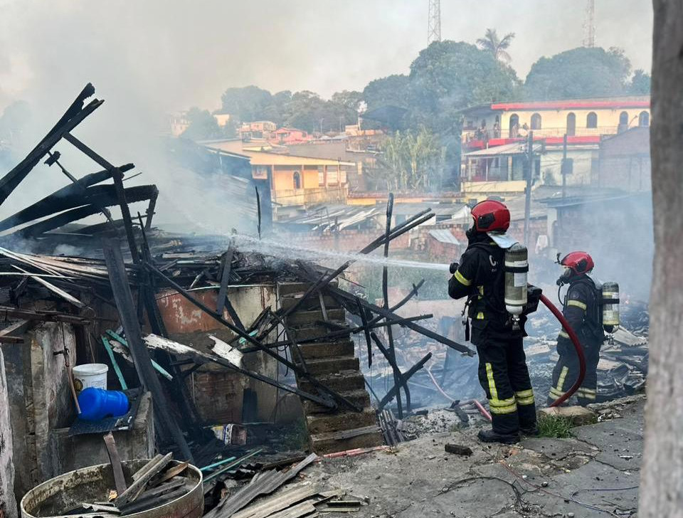 Incêndio atinge casa na zona Sul de Manaus