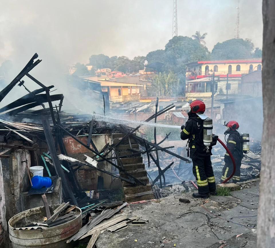 Incêndio atinge casa na zona Sul de Manaus