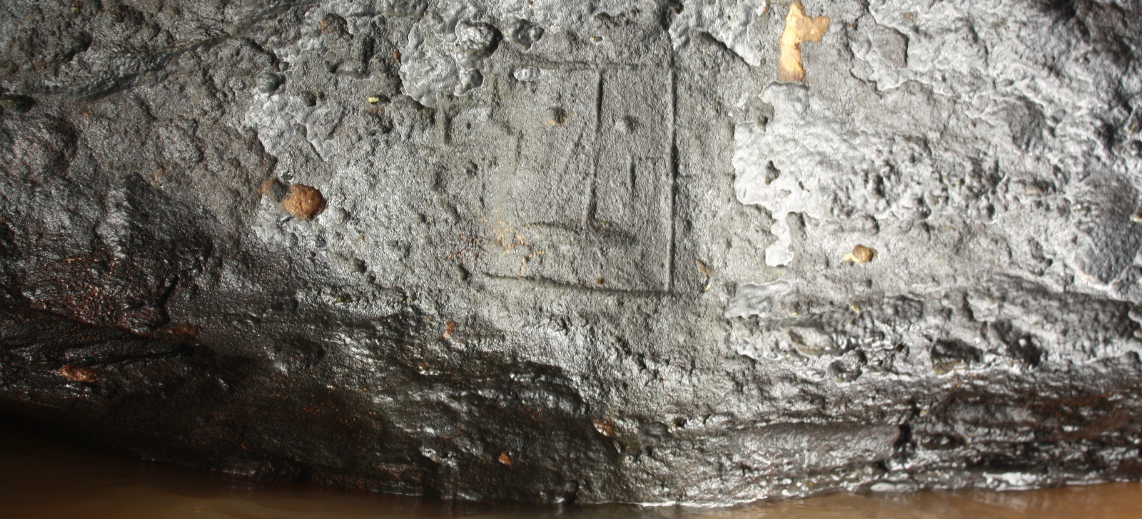 Gravuras rupestres são encobertas com pigmento por artista em Manaus; Iphan se manifesta