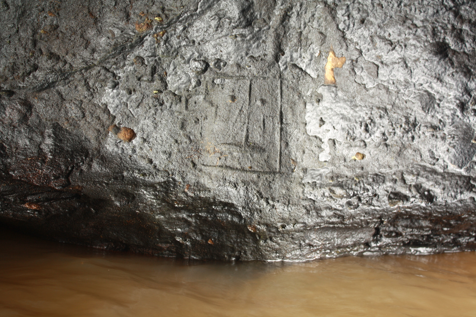 Gravuras rupestres são encobertas com pigmento por artista em Manaus; Iphan se manifesta