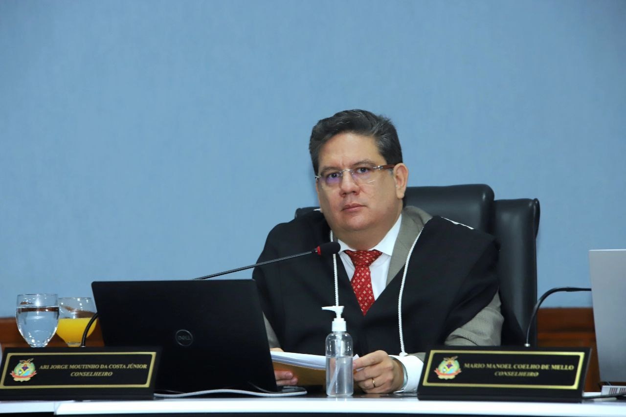 TCE-AM afasta Ari Moutinho Jr., conselheiro acusado de ofender colega