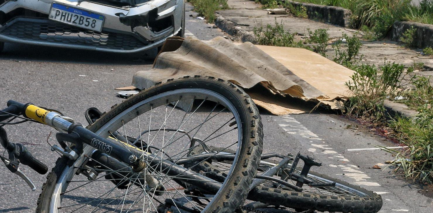 Ciclista morre atropelado por carro de passeio em avenida na Zona Leste de Manaus