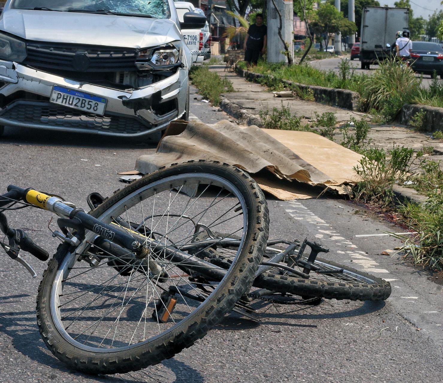 Ciclista morre atropelado por carro de passeio em avenida na Zona Leste de Manaus