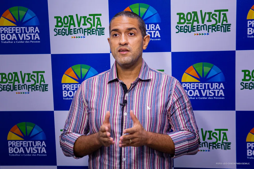 Após se aproximar de Lula, prefeito de Boa Vista sanciona PLs antiLGBTQIAPN+ para manter bolsonaristas