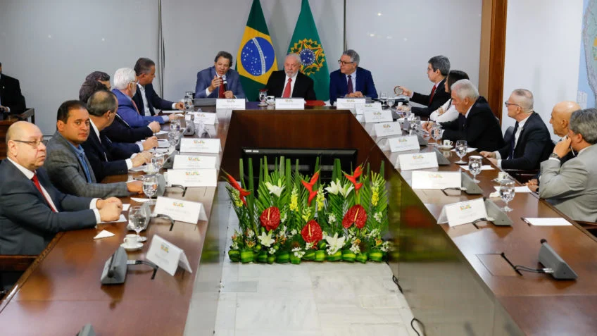 Lula e líderes políticos se reúnem para alinhar votação da reforma tributária no Senado