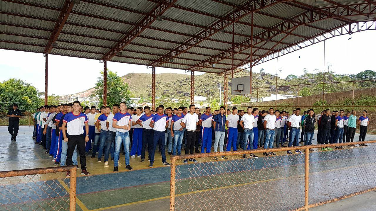Colégio de Roraima, na fronteira com a Venezuela, enfrenta superlotação com alunos estrangeiros