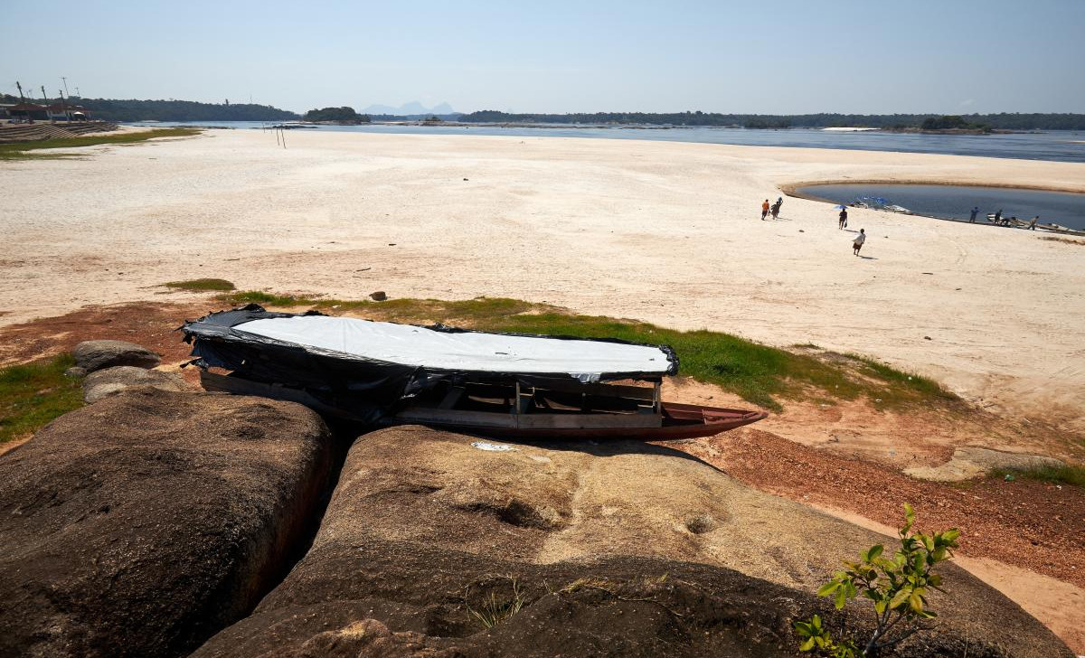 Embarcação encalhada no Rio Negro, em São Gabriel da Cachoeira, interior do Amazonas (João Claudio Moreira/Divulgação)