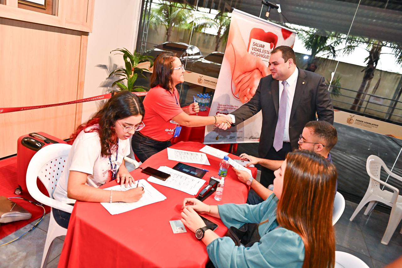 Presidente da Aleam incentiva doação de sangue entre servidores da Casa