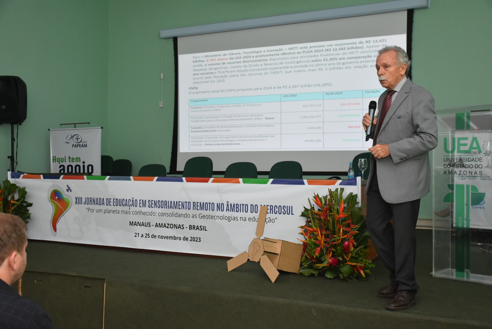 UEA promove jornada de educação e discute sobre ciência na Amazônia com presidente do CNPq