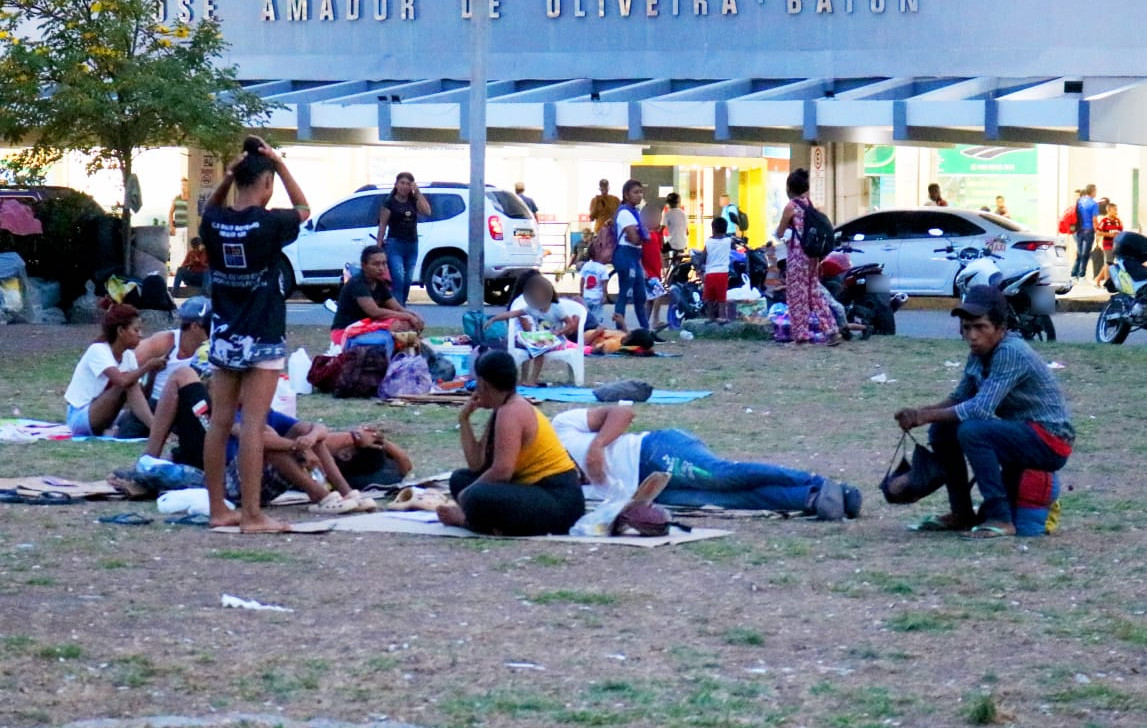 Sem assistência, imigrantes venezuelanos ocupam áreas da rodoviária de Boa Vista