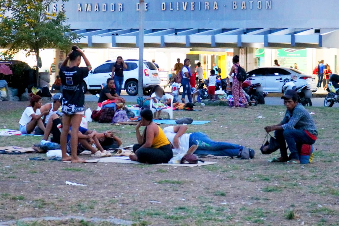 Sem assistência, imigrantes venezuelanos ocupam áreas da rodoviária de Boa Vista