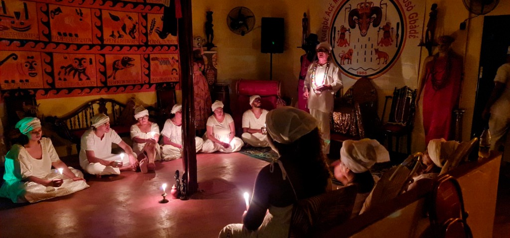 O início do Culto aos Ancestrais acontece iluminado apenas pela luz das velas (Foto: Pai Alberto Jorge / Arquivo Pessoal)