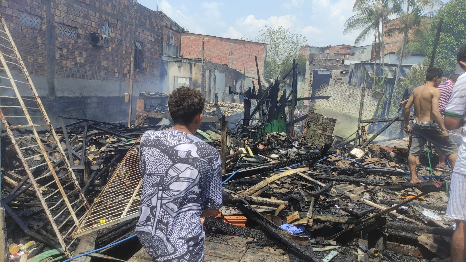 Incêndio atinge casas em Manaus; moradores usam baldes para apagar chamas