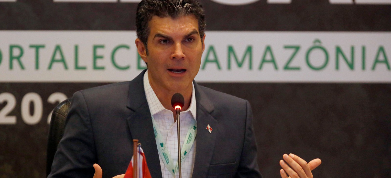 Helder Barbalho se esquiva de confirmar que fumaça em Manaus veio do Pará