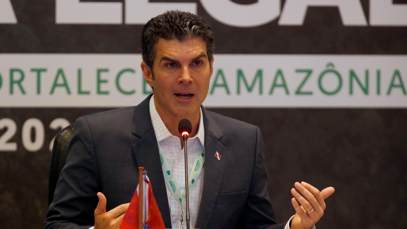 Helder Barbalho se esquiva de confirmar que fumaça em Manaus veio do Pará