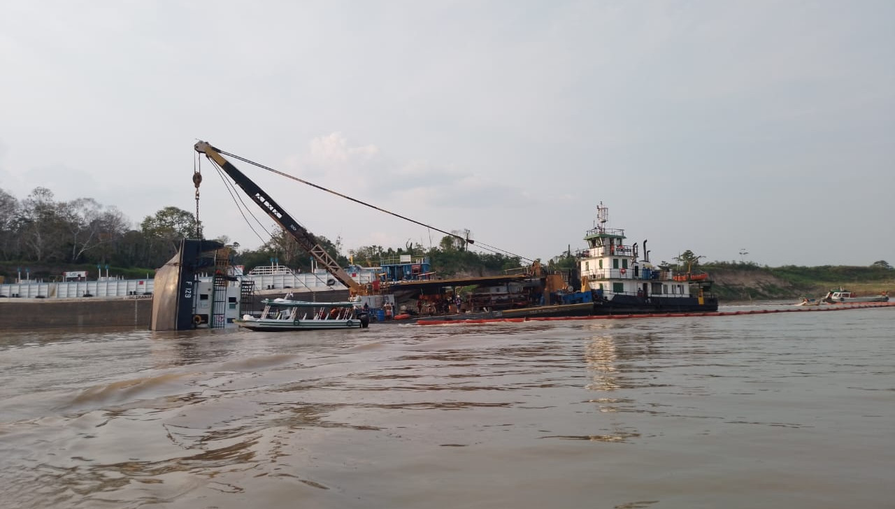 Ibama notifica empresa por vazamento de óleo após naufrágio no Amazonas