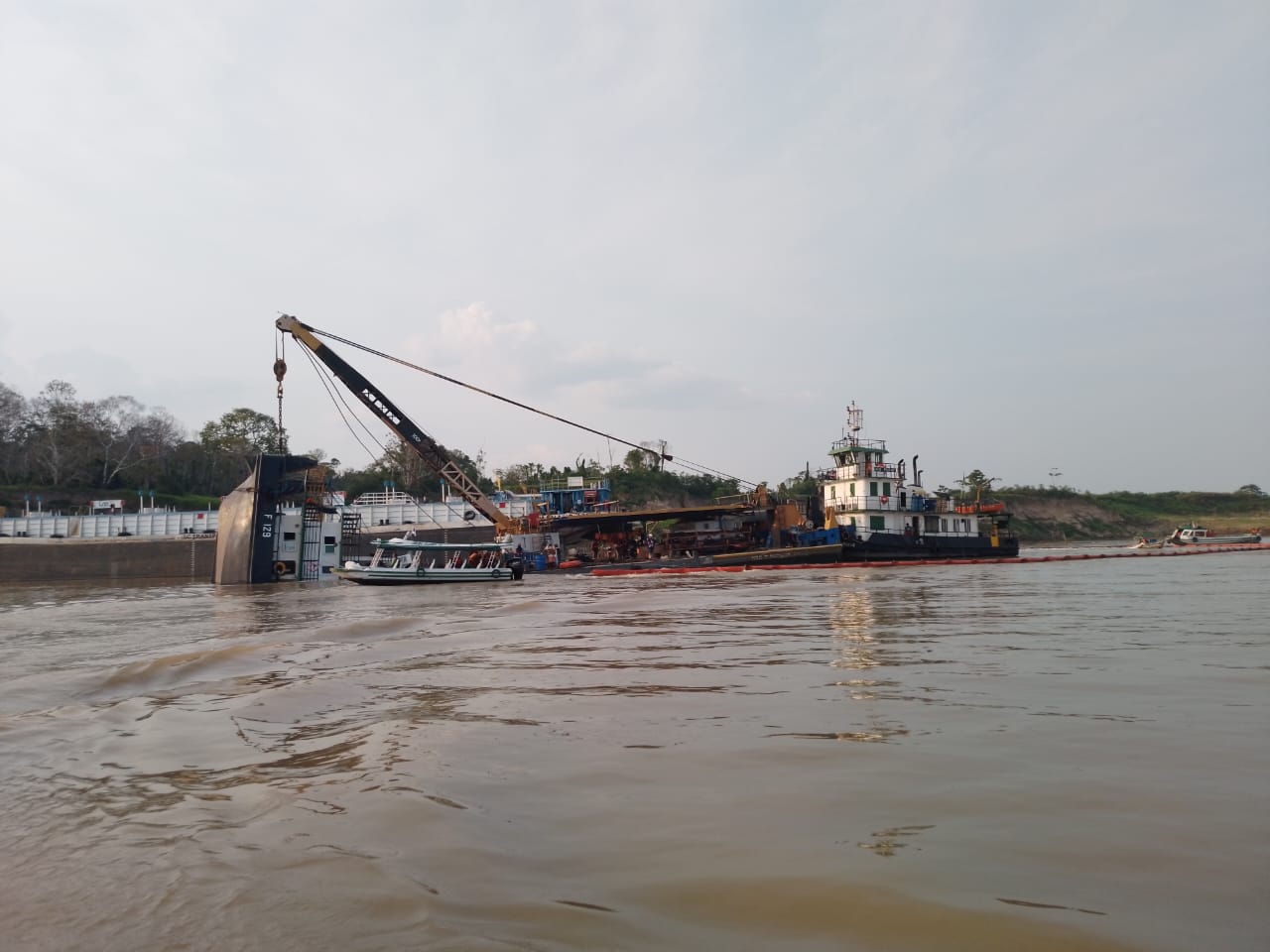 Ibama notifica empresa por vazamento de óleo após naufrágio no Amazonas