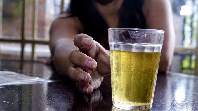 Lei fortalece proteção à mulher ao garantir tratamento para consumo excessivo de álcool