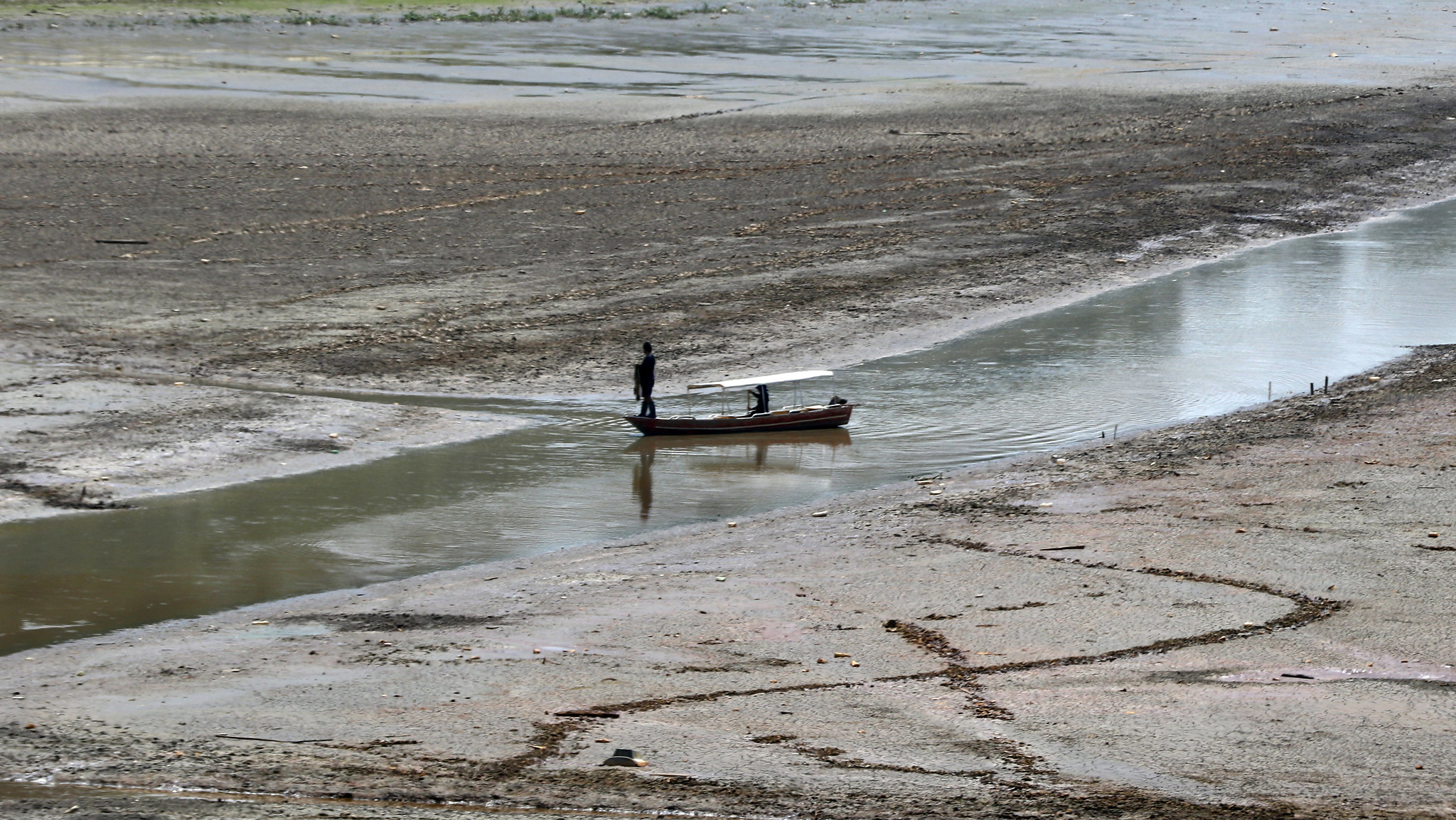 Mesmo com cheia, Rio Negro está três metros abaixo do mesmo período de 2022