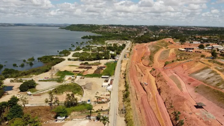 Imagem aérea da região da mina 18 da Braskem, em Maceió, que apresenta risco iminente de colapso (Reprodução/CNN)