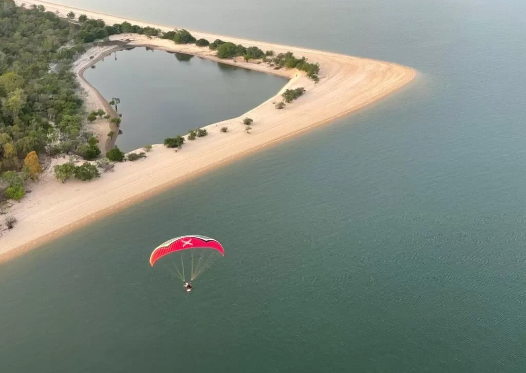 Praia Ponta do Muretá, em Santarém, no Pará (Reprodução/Rio Paramotor)