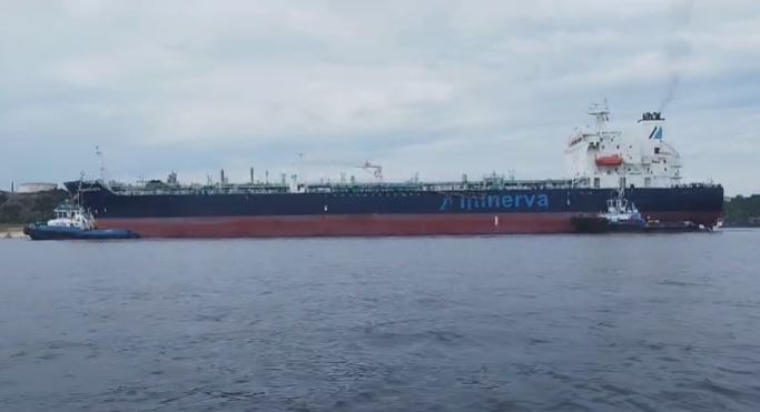 Navio chega a Manaus após 23 dias encalhado no Rio Amazonas