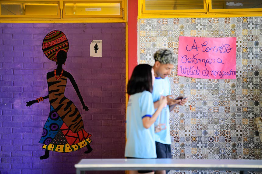 Foto sobre temática negra pintada no Centro Educacional do Lago Norte (CedLan), no Distrito Federal, pelos próprios alunos (Pedro França/Agência Senado)