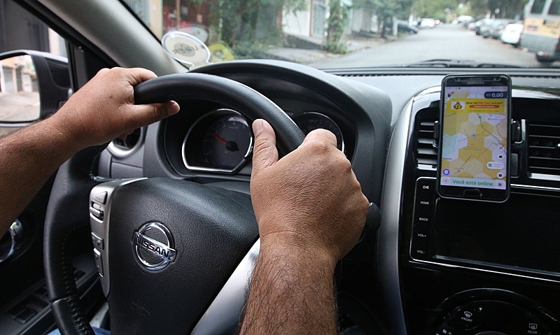 Pessoa com as mãos no volante de um carro (Rovena Rosa/Agência Brasil)