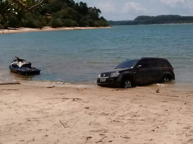 Veículo atolado em Alter do Chão, em Santarém (Reprodução)