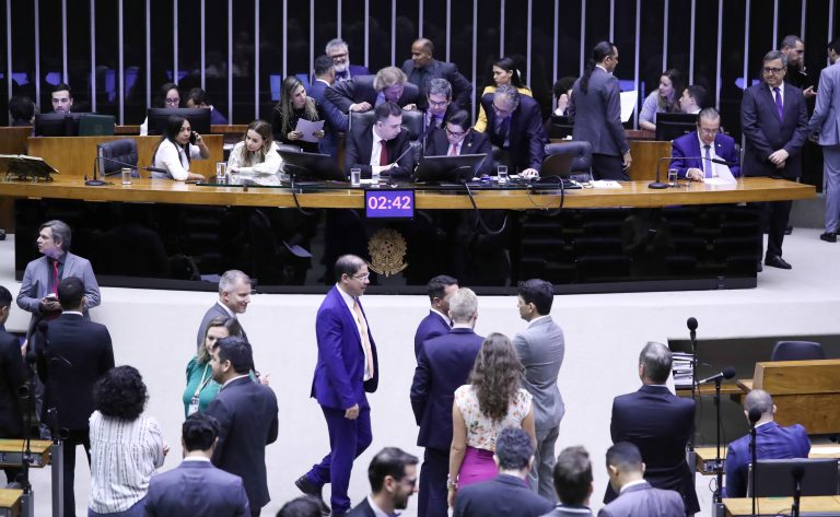 Congresso aprova Fundo Eleitoral de quase R$ 5 bilhões e corte no PAC de R$ 7 bilhões